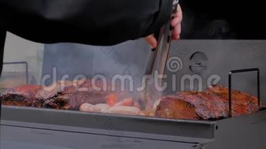 近距离观看：美食节时，厨师会在烤肉架上烤香肠和猪肉